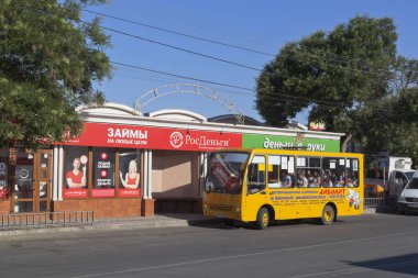 Evpatoria, Crimea - 5 Temmuz 2018: otobüs durağı pavyonlar kollektif Çiftlik Market Evpatoria şehir, Crimea Dmitry Ulyanov sokakta kredi verilmesi ile