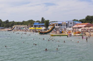 Evpatoria, Crimea - 5 Temmuz 2018: İskele görünümünden resort kasaba Evpatoria, Crimea, Merkez sahilinde