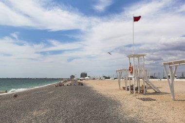 Evpatoria, Crimea - 5 Temmuz 2018: kule Novy Beach resort kasaba Evpatoria, Crimea bir kırmızı bayrak ile kurtarma