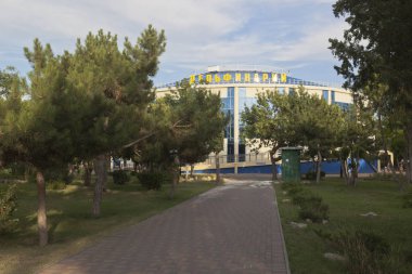 Evpatoria, Crimea - 5 Temmuz 2018: Görünüm, Evpatoria Dolphinarium Crimea bir yaz akşamı