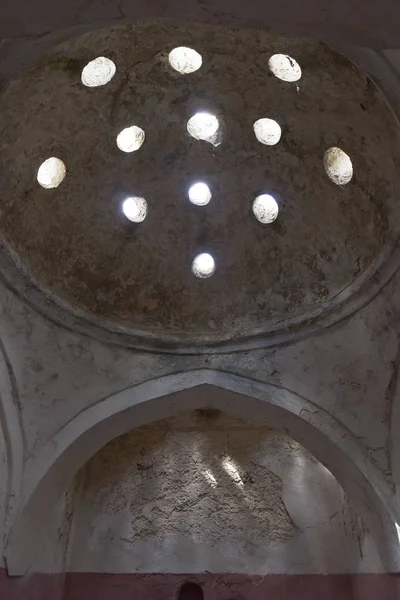 Kupol med hål för ventilation och belysning i en medeltida turkiska badet i staden av Evpatoria, Crimea — Stockfoto