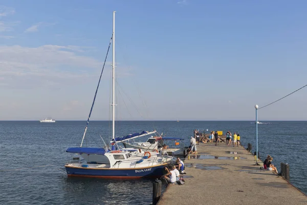 Zeiljachten op de pier op Gorky Embankment in Evpatoria, Crimea — Stockfoto