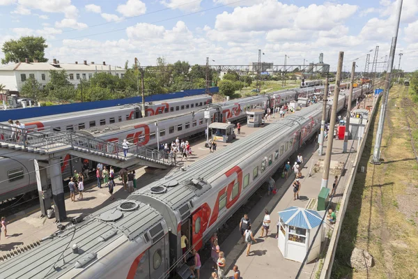 Trenes de pasajeros de larga distancia en la estación de tren Rossosh de la región de Voronezh, Rusia — Foto de Stock