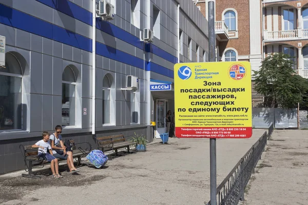 Embarque y desembarque de pasajeros después de un solo billete en la Estación Central de Autobuses en Simferopol, Crimea — Foto de Stock