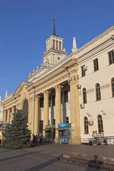 Fassade des Bahnhofsgebäudes krasnodar-1, Russland — Stockfoto