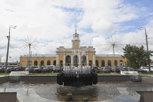 俄罗斯雅罗斯拉夫尔市车站广场的喷泉 — 图库照片