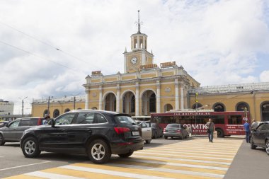Yaroslavl kentinde tren istasyonu yakınında bir yaya geçidinde araba hareketi, Rusya