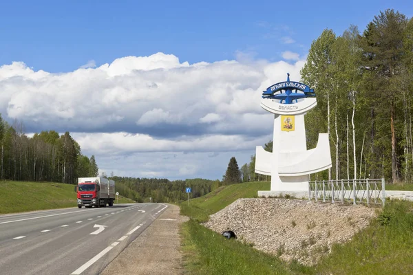 Un camión cruza la frontera de la región de Arkhangelsk en la ruta M 8, Rusia —  Fotos de Stock