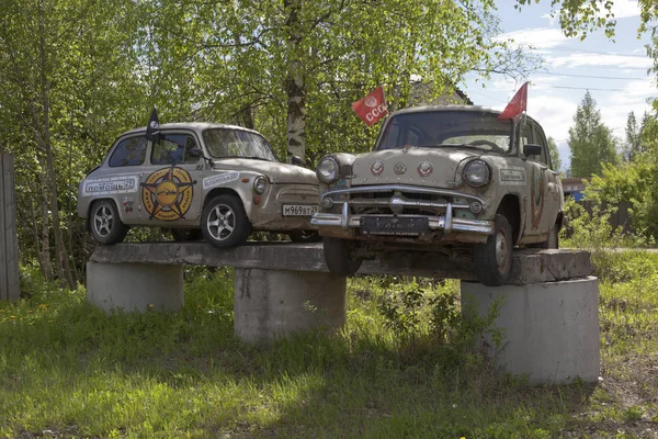 Coches viejos Zaporozhets y Moskvich en un pedestal improvisado en un aparcamiento especial en la calle Traktornaya en la ciudad de Velsk, Región de Arkhangelsk, Rusia —  Fotos de Stock