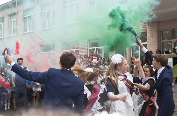 Baile de graduado con fuegos artificiales de humo en la última llamada de vacaciones, Rusia —  Fotos de Stock