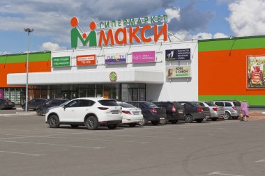 Vologda şehrinde Dalnaya caddesinde Maxi hipermarket girişi