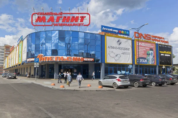 Centre commercial "Orange" à l'intersection des rues Severnaya et Karl Marx dans la ville de Vologda — Photo