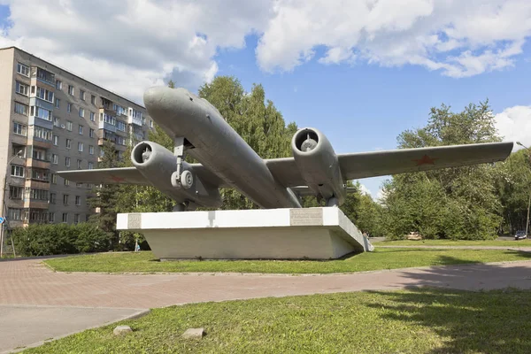 Das il-28 Denkmal ist zu Ehren des 90. Jahrestages des Flugzeugkonstrukteurs Sergei Wladimirowitsch Iljuschin in der Stadt Wologda errichtet — Stockfoto