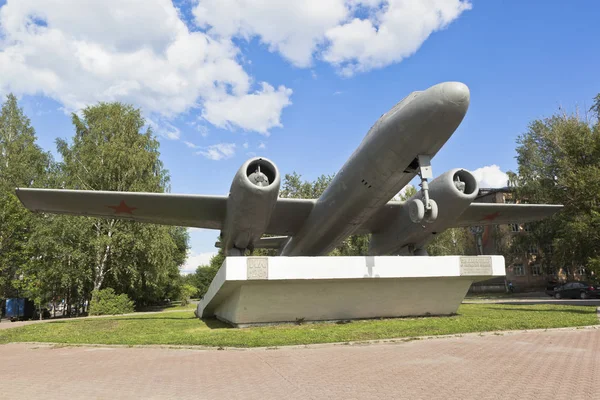 Monument to the IL-28 plane - the first in the USSR tactical tactical bomber at the intersection of Ilyushin Street and Okrugny Highway in the city of Vologda — Stock Photo, Image
