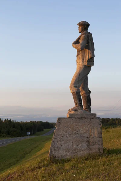 Denkmal für einen Arbeiter bei Sonnenuntergang in der Nähe der Autobahn m8 in der Nähe des Dorfes Filinskaja im Bezirk Sjamschenski in der Region Wologda — Stockfoto