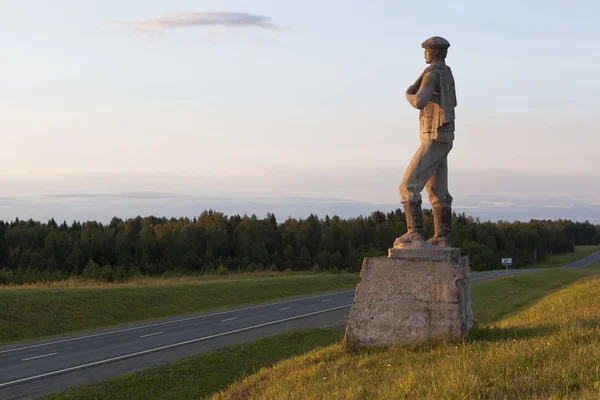 Памятник работнику на закате возле трассы М8, возле села Филинская — стоковое фото