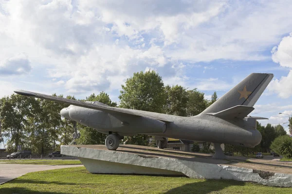 Monument to the IL-28 plane at the intersection of Ilyushin Street and Okrugny Highway in the city of Vologda — Stock Photo, Image