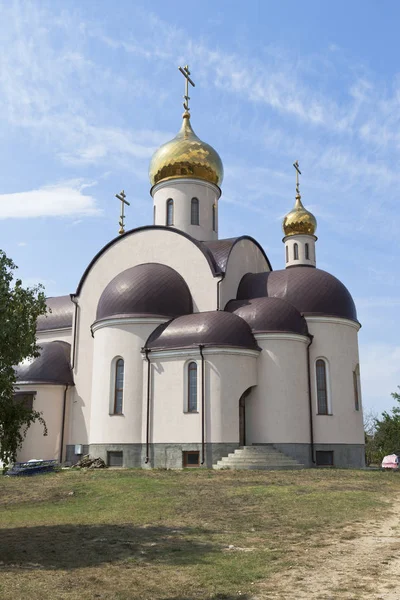 Iglesia del Santo Glorioso y Soberano Apóstoles Supremos Pedro y Pablo en el pueblo de Sennoy, distrito de Temryuk, región de Krasnodar — Foto de Stock