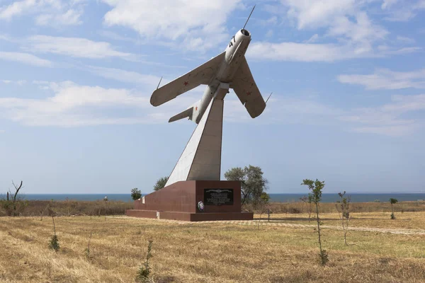 Monumento aos pilotos de aviação que participam na libertação da Península de Taman em batalhas contra invasores nazistas em 1942-1943 na aldeia de Taman, distrito de Temryuk — Fotografia de Stock