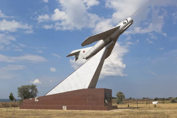 Avião MIG-17 - um monumento a guerreiros aéreos na aldeia de Taman, distrito de Temryuk da região de Krasnodar — Fotografia de Stock