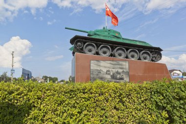 Krasnodar bölgesinin Temryuk bölgesindeki Taman köyünün merkezinde bir kaide üzerinde 1941 76 mm top modeli ile T-34 tankı