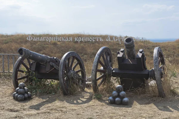 18e eeuwse kanonnen in de buurt van het Fanagori Fort van Alexander Suvorov in het dorp Taman, Temryuk regio van de regio Krasnodar — Stockfoto