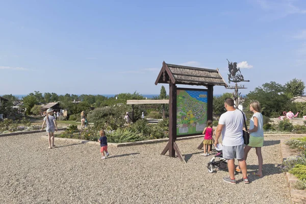 Los visitantes del complejo etnográfico Ataman estudian un mapa del territorio del museo en el pueblo de Taman, distrito Temryuk de la región de Krasnodar — Foto de Stock