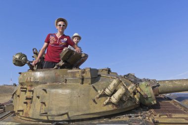 Atenografik kompleks Ataman'daki T-64 tankının kulesindeki çocuklar. Krasnodar bölgesinin Temryuk ilçesitaman