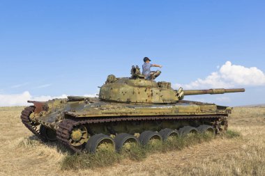 Çocuk Ataman etnografik kompleksinde T-64 tankıüzerinde oynuyor. Krasnodar bölgesinin Taman Temryuk ilçesi