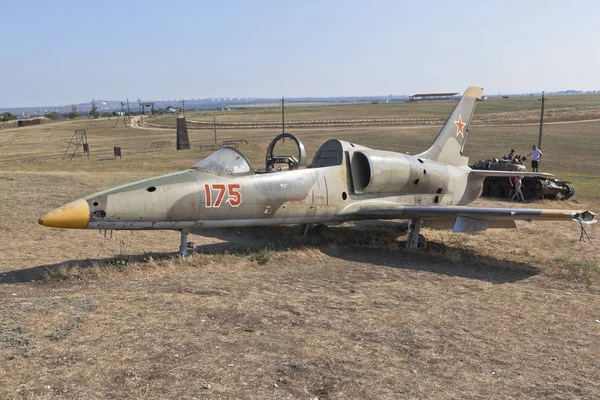 The remains of the training aircraft Aero L-39 Albatros on Lysaya Gora in the village of Taman, Temryuk district of the Krasnodar region — Stock Photo, Image