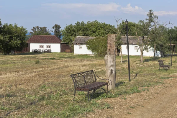 Paisagem de rua no complexo etnográfico Ataman com casas de cossacos. Taman Temryuk distrito da região de Krasnodar — Fotografia de Stock