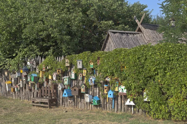 Veel vogel huizen op het hek in het etnografisch complex Ataman. Taman Temryuk district van de regio Krasnodar — Stockfoto