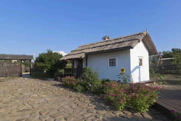 Pátio interno e cabana de um cossaco no complexo etnográfico Ataman. Taman Temryuk distrito da região de Krasnodar — Fotografia de Stock