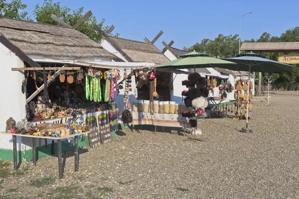 Trade in souvenirs at the Durnyts market in the ethnographic complex Ataman. Taman Temryuk district of the Krasnodar region — Stock Photo, Image