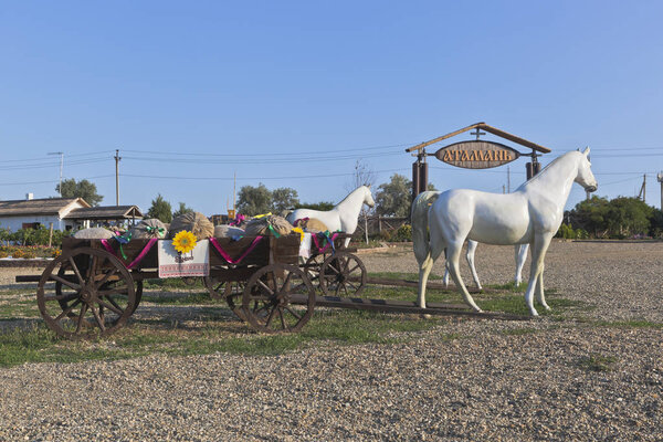 Состав с телегами и лошадьми на центральной площади Атаманского этнографического комплекса в селе Таман Темрюкского района Краснодарского края
