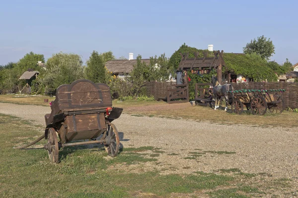 Paisaje rural de las calles del complejo etnográfico Ataman con una casa de herrero en el pueblo de Taman, distrito Temryuk de la región de Krasnodar — Foto de Stock