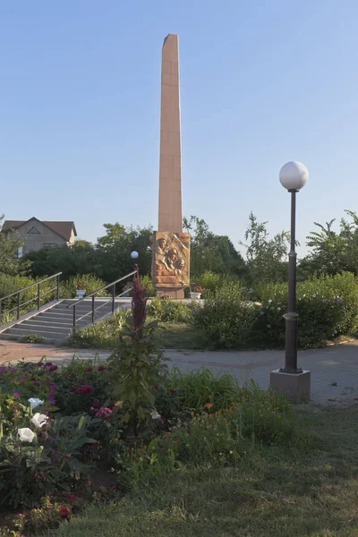 Obelisk aan verdedigers van het vaderland in het dorp Zaozernoye, Jevpatorija, Krim — Stockfoto