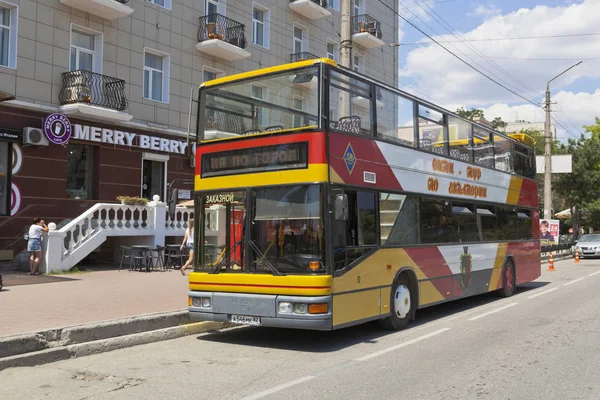 Πόλη-Tour ταξί τουριστικό λεωφορείο στην Ευπατόρια κοντά στο καφέ Μέρι Μπέρι στην οδό Frunze στην πόλη της Ευπατώρια, Κριμαία — Φωτογραφία Αρχείου