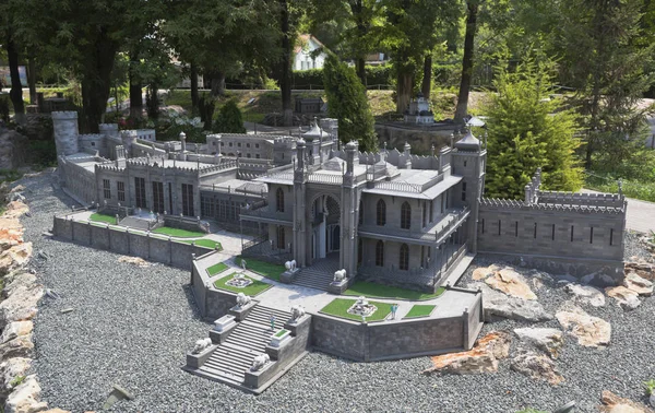 Una piccola copia del Palazzo Vorontsov della città di resort di Alupka nel parco di miniatura di Bakhchisarai "il Crimea in miniatura sulla palma", il Crimea — Foto Stock