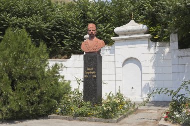 Bakhchisarai şehrinde Lenin Caddesi'nde İsmail Gasprinsky Anıtı, Kırım