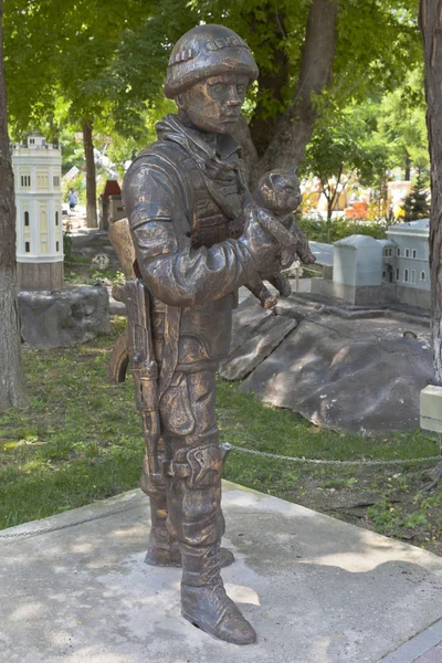 Monument "beleefde mensen" in de Bakhchisarai miniatuurpark, de Krim — Stockfoto