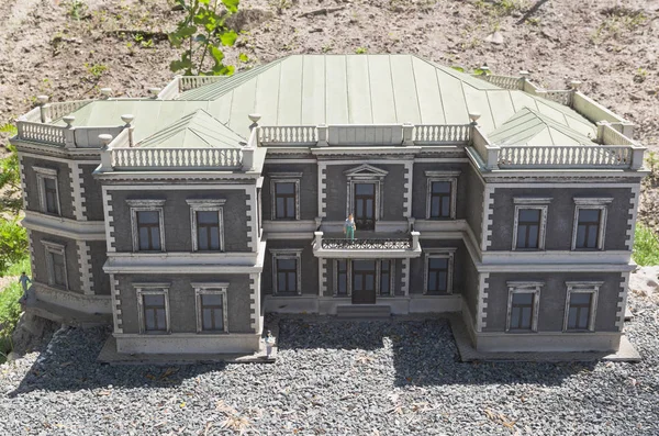 Copia ridotta del palazzo Kuznetsov del resort di Foros nel parco di miniatura di Bakhchisarai "il Crimea in miniatura sulla palma", il Crimea — Foto Stock