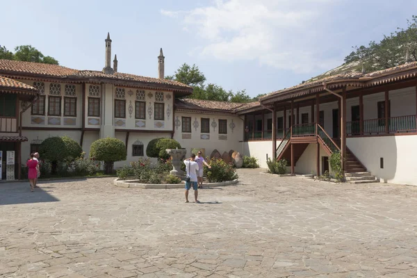 Plac Pałacowy w pałacu Bakhchisaray Khan z widokiem na Izby mieszkalne i budynek Suite, Krym — Zdjęcie stockowe