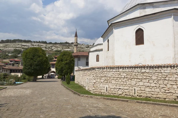 Territorio del Palacio Bakhchisaray Khan con vistas al Dyurbe septentrional y meridional y a la Mezquita del Gran Khan, Crimea — Foto de Stock