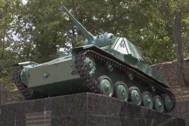 Bakhchisarai, Kırım kentinde Sovyet askerlerinin kardeşlik mezarlığında T-70 tankı
