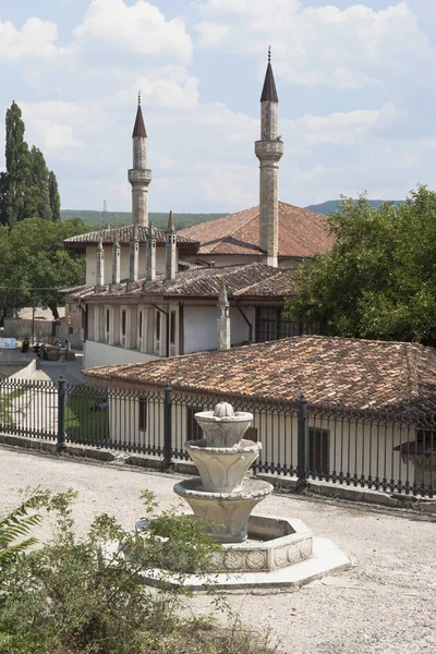 Vista do Corpo Svitsky e da Mesquita do Grande Khan do Palácio Bakhchisaray Khans de Lenin Street, Crimeia — Fotografia de Stock