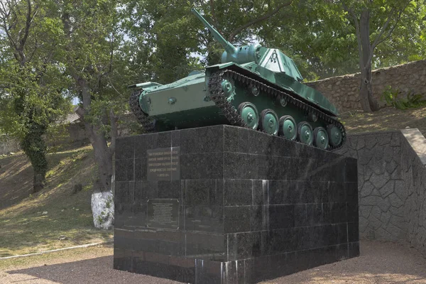 Tanque T-70 en el cementerio fraterno de soldados soviéticos en el territorio del Palacio Bakhchisarai Khan, Crimea — Foto de Stock