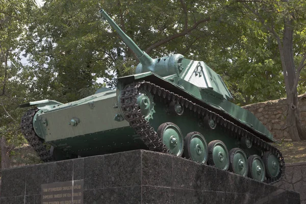 T-70 tanque no cemitério fraterno de soldados soviéticos na cidade de Bakhchisarai, Crimeia — Fotografia de Stock