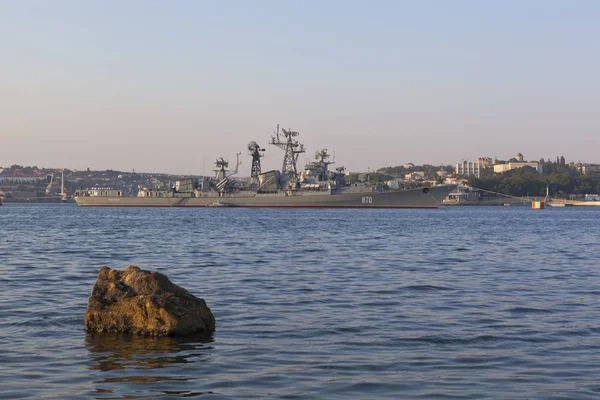 Сторожевой корабль "Проницательный" в Севастопольской бухте ранним летним утром, Крым — стоковое фото