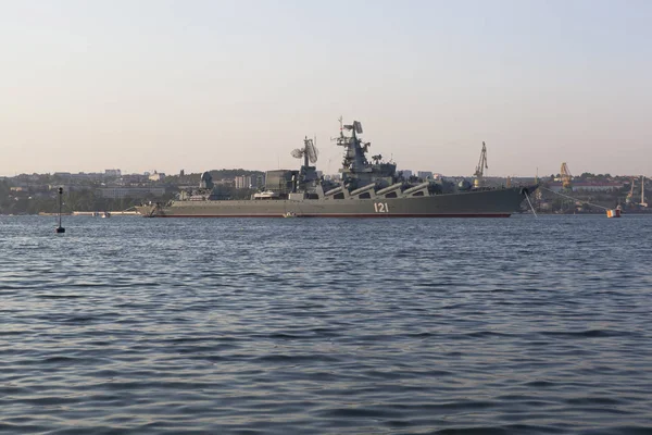 Strażnik Zakonu krążownika Nakhimov "Moskwa" wczesnym rankiem w zatoce Sewastopolskiej na Krymie — Zdjęcie stockowe